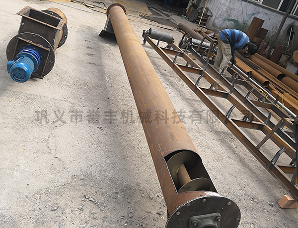连续式炭化炉对废弃秸秆污染现状有明显改善.jpg